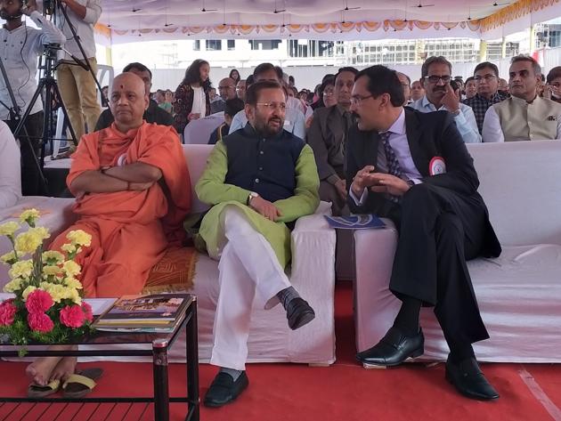 (From left) Swami Govind Dev Giri Maharaj, Union HRD minister Prakash Javadekar and Sanjay Malpani during the inauguration of the Malpani foundation’s Dhruv Global School at Nande village near Pune.(HT/PHOTO)