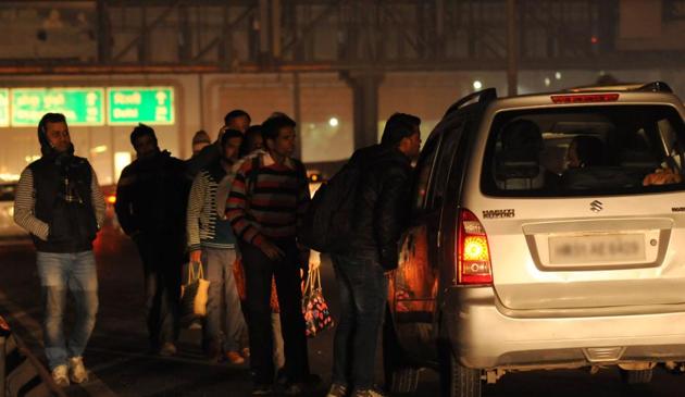 A gang of cabbies-cum-robbers, which was busted five days ago, used to rob commuters on the Gurgaon-Delhi Expressway by offering them cab rides at night and targeted at least 220 people in Delhi-NCR over the last four months, accumulating around Rs 38 lakh in cash, jewellery and other valuables, the police said.(Parveen Kumar/ HT Photo. Representative Image)