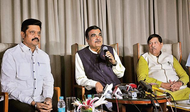 (From Left) MP Anil Shirole, Union Minister Nitin Gadkari, Pune Guardian Minister Girish Bapat.(HT/FILE PHOTO)