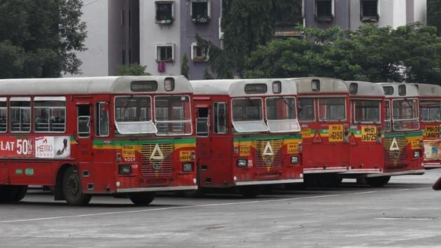 BEST has a fleet of 3,337 buses and ferries around 29 lakh passengers across the city and suburbs daily.(Hindustan Times)