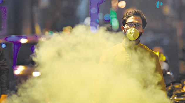 Pollution in Delhi remained in the ‘severe’ level for the third consecutive day as wind speed and other meteorological factors remained “highly unfavourable” for dispersion of pollutants on Monday. (Raj K Raj/HT PHOTO) Pollution in Delhi remained in the ‘severe’ level for the third consecutive day as wind speed and other meteorological factors remained “highly unfavourable” for dispersion of pollutants on Monday. (Raj K Raj/HT PHOTO)