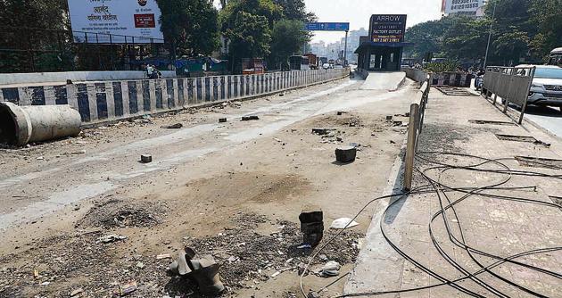 The work on the Katraj-Swargate BRTS corridor is yer to be completed with large uncovered drains threatening the lives of commuters.(HT/PHOTO)