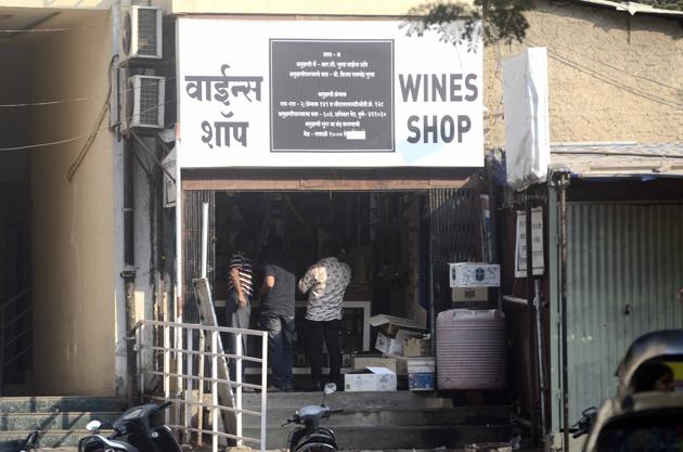Wine shops remain open till late night on 31st December in Pune.(Ravindra Joshi/HT PHOTO)