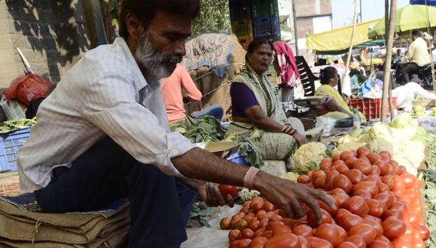 Decrease in the supply of tomatoes has led to the increase in the prices.(Ravindra Joshi/HT Photo)