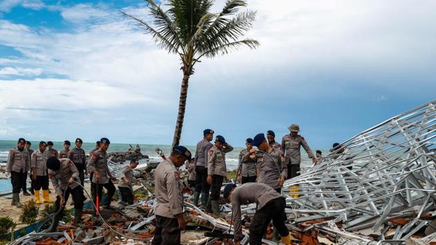 Police officers search for victims among rubble of a destroyed beach front hotel, which was hit by a tsunami in Pandeglang, Banten province, Indonesia, December 24, 2018.(Reuters)