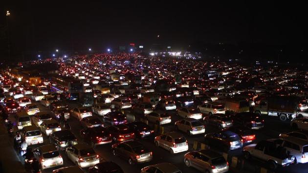 The Delhi government on Monday ordered withdrawal of last week’s order steeply hiking the one-time mandatory parking charge in the city (File Photo)(HT PHOTO)