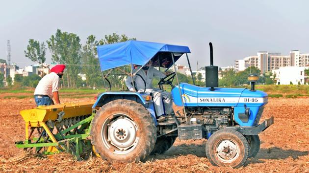 Farmers sowing wheat crop in their fields in Punjab’s Zirakpur. Government data shows sowing of winter, or rabi crops, such as wheat is down by nearly 5% compared to the previous years (File Photo)(HT Photo)