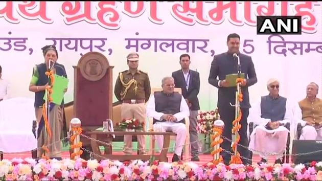 Chhattisgarh Governor Ananibehn Patel swearing-in new ministers of the Chhattisgarh government in Raipur on Tuesday(ANI/Twitter)