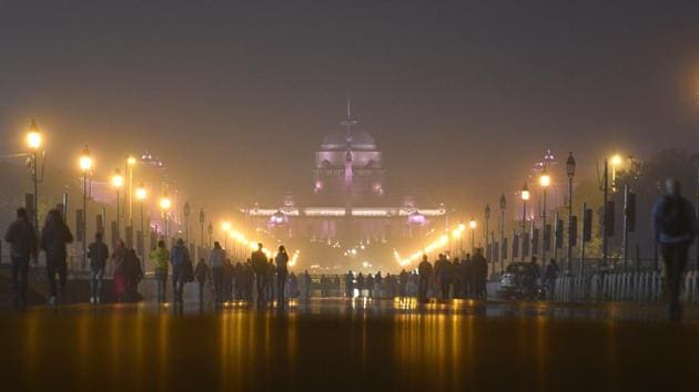 New Delhi, India-Dec 20, 2018: A view of fog engulfed over Rashtrapati Bhawan, in New Delhi, India, on Thursday, December 20, 2018.(Sanchit Khanna/HT PHOTO)