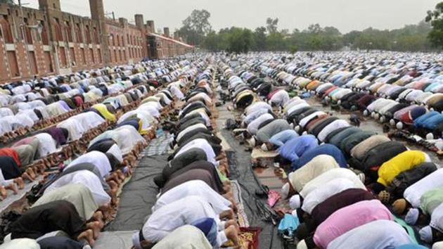 Senior officials in Uttar Pradesh’s Noida on Tuesday defended the police notice to companies in Sector 58 of the industrial hub asking them to stop their Muslim employees from offering namaz in a public park.(HT Photo/Representative Image)
