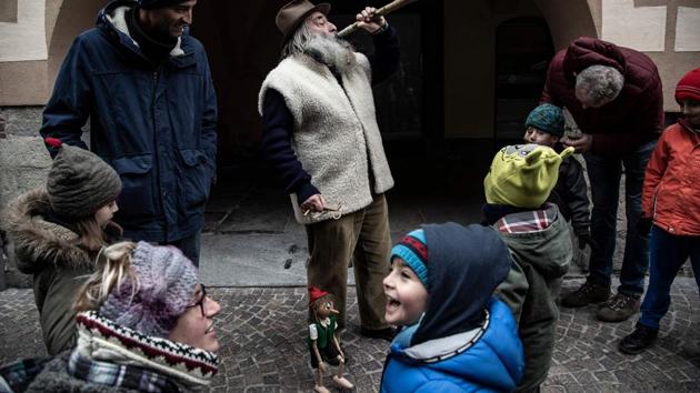 His performances, which regularly take him across the border to France, are free of charge for spectators, with any compensation coming from festivals or other host institutions and leaving the viewers, young and old, entranced. Such is his inventiveness, he was invited to give a seminar for aspiring architects at Turin’s Polytechnic University. (Marco Bertorello / AFP) His performances, which regularly take him across the border to France, are free of charge for spectators, with any compensation coming from festivals or other host institutions and leaving the viewers, young and old, entranced. Such is his inventiveness, he was invited to give a seminar for aspiring architects at Turin’s Polytechnic University. (Marco Bertorello / AFP)
