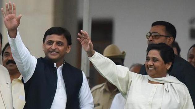 Samajwadi Party leader Akhilesh Yadav with Bahujan Samaj Party chief Mayawati. The two parties are in talks for a tie up for the 2019 Lok Sabha elelctions.(Arijit Sen/HT file photo)