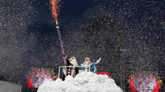 People dressed as Father Frost and Snow Maiden take part in a march on Christmas Eve in centre of Minsk, in Belarus. (Vasily Fedosenko / REUTERS) People dressed as Father Frost and Snow Maiden take part in a march on Christmas Eve in centre of Minsk, in Belarus. (Vasily Fedosenko / REUTERS)