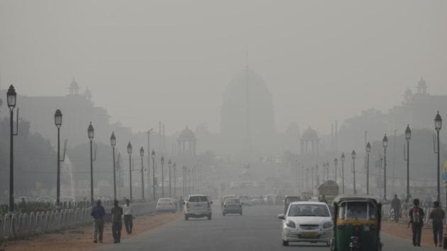 Air pollution was ‘severe’ for the fourth consecutive day, the daytime temperature fell to its lowest this season, and heavy fog disrupted at least 200 flights in and out of the national capital on Tuesday (Burhaan Kinu/HT Photo) Air pollution was ‘severe’ for the fourth consecutive day, the daytime temperature fell to its lowest this season, and heavy fog disrupted at least 200 flights in and out of the national capital on Tuesday (Burhaan Kinu/HT Photo)
