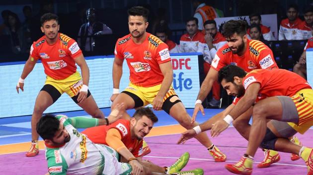 Gujarat Fortunuegiants saw off a spirited fight from defending champions Patna Pirates to secure a 37-29 win in an Inter-Zone Wildcard Pro Kabaddi League fixture in Kolkata on Wednesday.(Pro Kabaddi League)