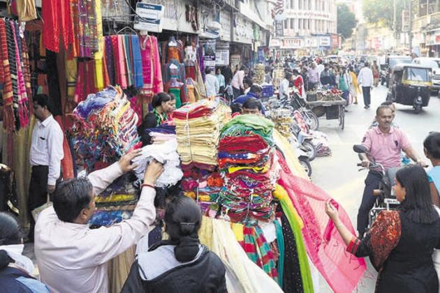 Illegal hawkers are spotted outside garment shops on Tilak road. According to the guidelines issued by the Pune Municipal Corporation hawkers or small food stalls cannot be set up in the space outside established shops.(HT/PHOTO) Illegal hawkers are spotted outside garment shops on Tilak road. According to the guidelines issued by the Pune Municipal Corporation hawkers or small food stalls cannot be set up in the space outside established shops.(HT/PHOTO)