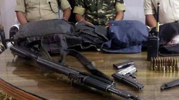 Three policemen were suspended for their negligence after they went without their weapons to catch the robbers who allegedly ransacked a house in south Delhi’s Sainik Farms. (Representational image) ((Photo by Manoj Kumar/ Hindustan Times)) Three policemen were suspended for their negligence after they went without their weapons to catch the robbers who allegedly ransacked a house in south Delhi’s Sainik Farms. (Representational image) ((Photo by Manoj Kumar/ Hindustan Times))