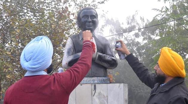 L Statue of Rajiv Gandhi being sprayed by Youth Akali Dal activists in Ludhiana(HT Photo)