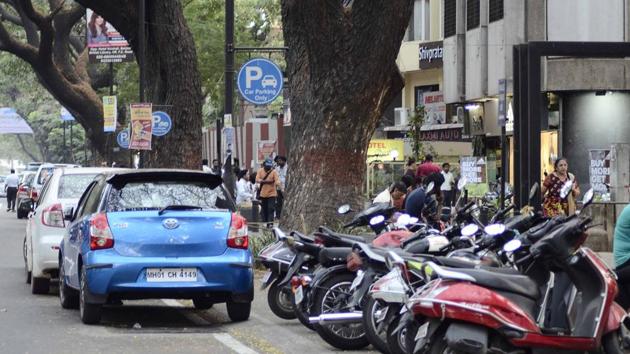 The scrapping of the existing ‘pay and park’ scheme on a few roads has resulted in chaos at various locations. (HT FILE PHOTO) The scrapping of the existing ‘pay and park’ scheme on a few roads has resulted in chaos at various locations. (HT FILE PHOTO)
