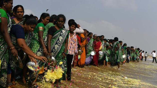 Women throw flowers into the sea as an offering during a ceremony for the victims of the 2004 tsunami at Pattinapakkam Beach in Chennai on December 26. (AFP Photo) Women throw flowers into the sea as an offering during a ceremony for the victims of the 2004 tsunami at Pattinapakkam Beach in Chennai on December 26. (AFP Photo)