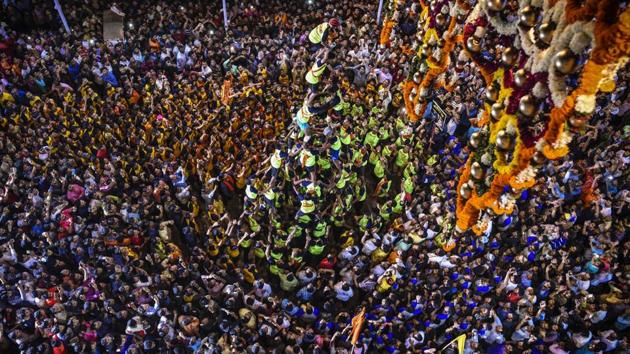 Govindas (participants) form a human pyramid to break hanging earthen pot filled with dahi (yogurt) or other milk-based delicacy during Hindu festival, Dahi Handi at Shivaji road on September 3. Every year, Dahi Handi festival is celebrated the day after Krishna Janmashtami, which is birthday of Hindu Lord Krishna. The festival falls around August and September.  (Pratham Gokhale/HT PHOTO) 