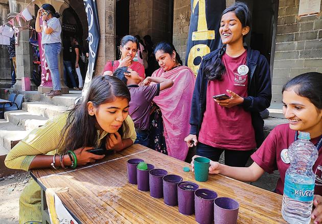 tudents were participated in various games at Fergusson College during its annual fest in Pune(Milind Saurkar/HT Photo)