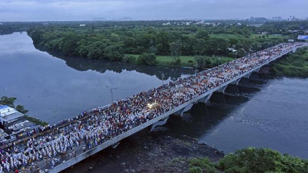 Lakhs of pilgrims walk towards Pandharpur to celebrate Ashadhi Ekadashi as they cross Sangamwadi bridge in Pune, Maharashtra. (Pratham Gokhale / HT Photo) 