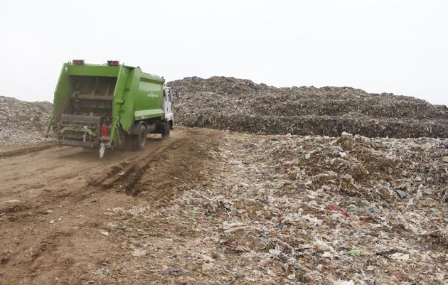 A general view of the Bandhwari landfill in Gurugram, India. (Yogendra Kumar/HT PHOTO)