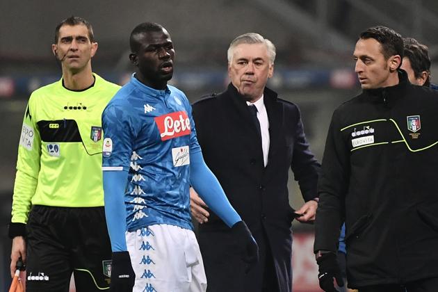 Napoli's Senegalese defender Kalidou Koulibaly (2ndL) exits the pitch after receiving a red card as Napoli's Italian coach Carlo Ancelotti (C) looks on during the Italian Serie A football match Inter Milan vs Napoli(AFP)