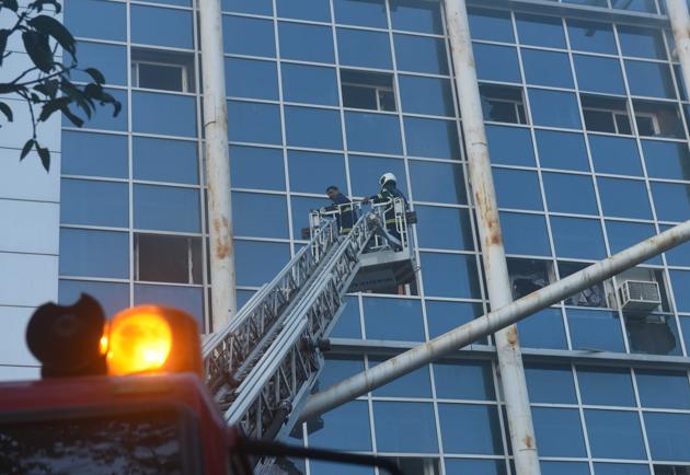 Fire fighter rescues patients from ESIC hospital which caught fire at Marol, Andheri on December 17.(HT/PHOTO)