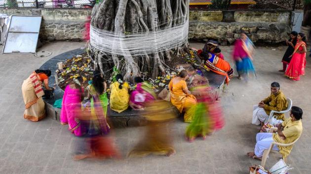 Women tie thread to a banyan tree in Omkareshwar temple on the occasion of Vat Pournima  on June 27. On this day married women marks her love for the husband by tying a ceremonial thread around a banyan tree.  (SANKET WANKHADE/Ht PHOTO) 