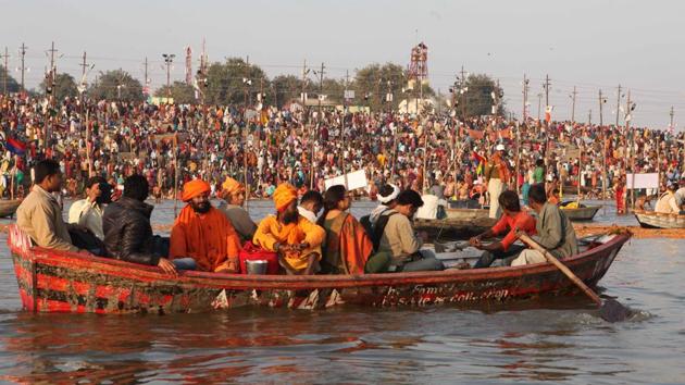 Devotees arrive in large numbers to take the holy dipat sangam in Allahabad(Hindustan Times)