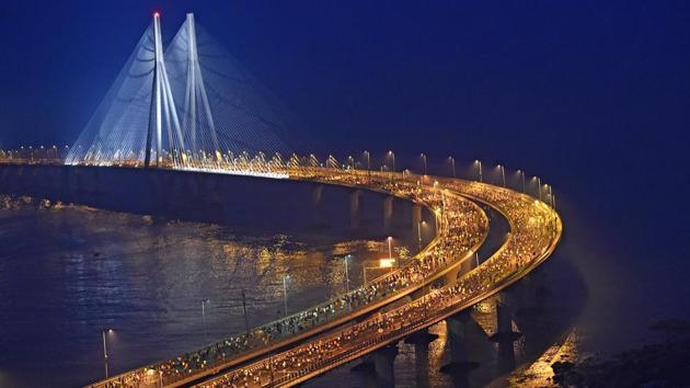 Participants in the Half Marathon seen during Tata Mumbai Marathon 2018 at Bandra Worli Sealink in Mumbai, Maharashtra. (Vijayanand Gupta / HT Photo) 