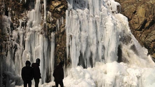 In Jammu and Kashmir, Srinagar witnessed its coldest December night in 28 years as the city shivered at -7.6 degree Celsius. Several places in Himachal Pradesh, including Manali and Kalpa, witnessed fresh snowfall on Wednesday night. The minimum temperature in the national capital was recorded at 3.7 degrees Celsius, four notches below the season’s average. (Waseem Andrabi / HT Photo) In Jammu and Kashmir, Srinagar witnessed its coldest December night in 28 years as the city shivered at -7.6 degree Celsius. Several places in Himachal Pradesh, including Manali and Kalpa, witnessed fresh snowfall on Wednesday night. The minimum temperature in the national capital was recorded at 3.7 degrees Celsius, four notches below the season’s average. (Waseem Andrabi / HT Photo)