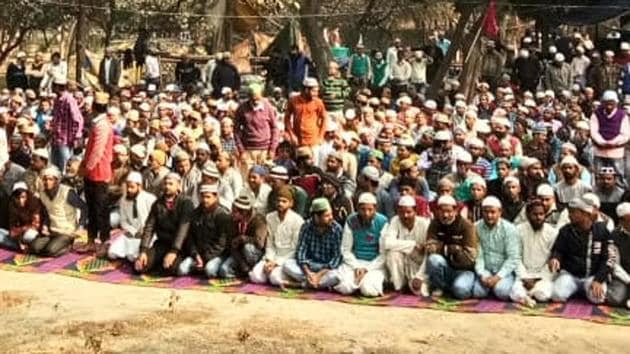 Hundreds of Muslim workers offered the Friday prayers at a saint’s tomb near Sector 54.(HT Photo)