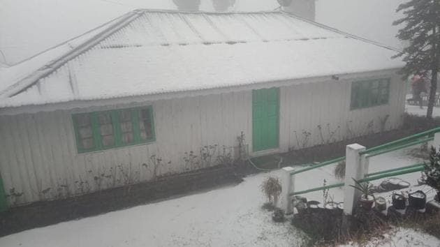 The snowfall in Darjeeling town, Singamari, Ghoom, Jorbungalow and Sukhapokhari began around 4.30 pm on December 28.(HT Photo) The snowfall in Darjeeling town, Singamari, Ghoom, Jorbungalow and Sukhapokhari began around 4.30 pm on December 28.(HT Photo)