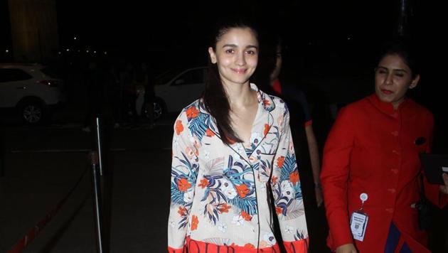 Alia Bhatt seen at the Mumbai airport. The actor chose to put comfort first for her airport look.(Viral Bhayani/Instagram)