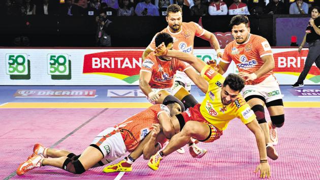 Puneri Paltan (orange and white) in action against Gujarat Fortune Giants at the Vivo Pro Kabaddi Season 6 held at Shiv Chhatrapati sports complex, Balewadi on November 29.(MILIND SAURKAR/HT PHOTO)