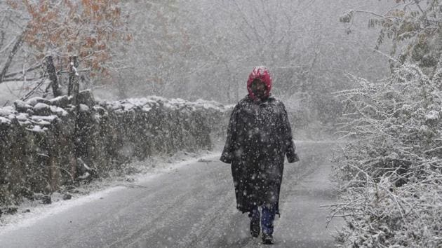 A man seen wearing a traditional “pheran” during heavy snowfall at Srinagar. The prolonged dry spell during this year’s winter has resulted in an increase of common ailments like cough, cold and other respiratory problems, especially among children and the elderly. (Waseem Andrabi / HT Photo) A man seen wearing a traditional “pheran” during heavy snowfall at Srinagar. The prolonged dry spell during this year’s winter has resulted in an increase of common ailments like cough, cold and other respiratory problems, especially among children and the elderly. (Waseem Andrabi / HT Photo)