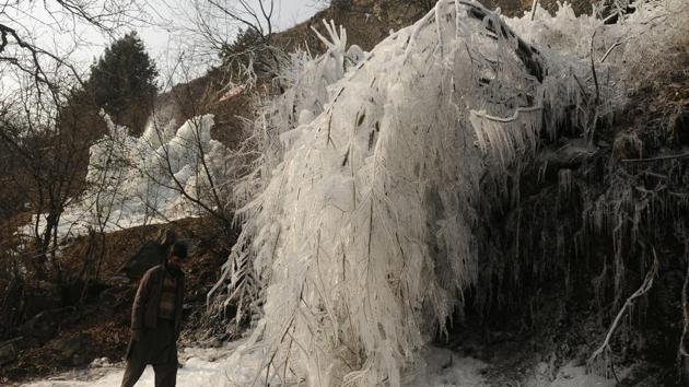 Record-breaking cold continued on Friday in both Jammu and Srinagar cities as intense cold wave lashed Jammu and Kashmir.(HT Photo)