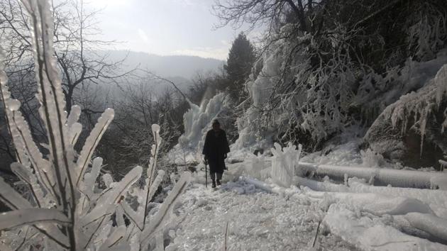 Kashmir is currently under the grip of ‘Chillai-Kalan’ – the 40-day harshest period of winter when the chances of snowfall are maximum and the temperature drops to its lowest. Srinagar experienced the coldest December night in nearly three decades with a low of minus 7.2 degree Celsius early Saturday. (Waseem Andrabi / HT Photo) Kashmir is currently under the grip of ‘Chillai-Kalan’ – the 40-day harshest period of winter when the chances of snowfall are maximum and the temperature drops to its lowest. Srinagar experienced the coldest December night in nearly three decades with a low of minus 7.2 degree Celsius early Saturday. (Waseem Andrabi / HT Photo)