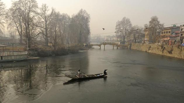 A boatman makes his way through partially frozen waters of Dal Lake in Srinagar, Jammu and Kashmir. (Waseem Andrabi / HT Photo) A boatman makes his way through partially frozen waters of Dal Lake in Srinagar, Jammu and Kashmir. (Waseem Andrabi / HT Photo)