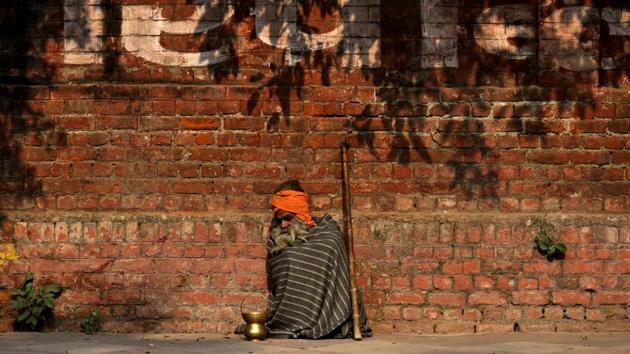 A seer huddles under warm layers to protect himself from cold weather at Janpath in New Delhi. (Amal KS / HT Photo) A seer huddles under warm layers to protect himself from cold weather at Janpath in New Delhi. (Amal KS / HT Photo)