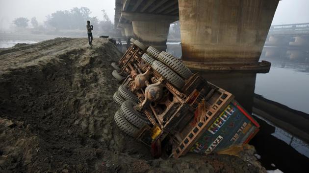 A truck lies upside down at Kalindi Kunj Yamuna Ghat in New Delhi. (Biplov Bhuyan / HT Photo) A truck lies upside down at Kalindi Kunj Yamuna Ghat in New Delhi. (Biplov Bhuyan / HT Photo)
