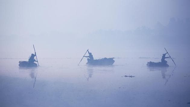 Men paddle their handmade boats across the Yamuna river on a foggy winter morning in New Delhi. (Adnan Abidi / REUTERS) Men paddle their handmade boats across the Yamuna river on a foggy winter morning in New Delhi. (Adnan Abidi / REUTERS)