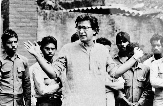 Safdar Hashmi became a full-time theatre activist in 1983. (Left) Thousands joined Safdar’s nine-mile long funeral procession to Nigambodh ghat, Kashmere Gate.(SAHMAT ARCHIVE)
