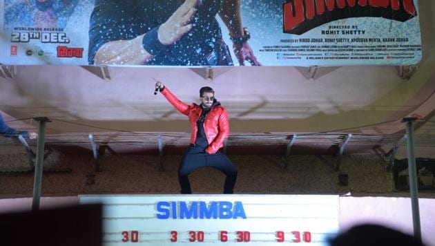 Ranveer Singh danced on Gaiety theatre’s terrace in Mumbai. (Viral Bhayani) Ranveer Singh danced on Gaiety theatre’s terrace in Mumbai. (Viral Bhayani)