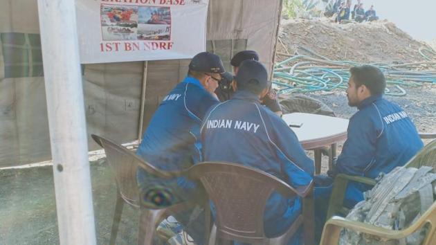An Indian Navy team has reached the mine in Meghalaya’s East Jaintia Hills where 15 people have been trapped since December 13 but will begin their operations on Sunday morning. (HT Photo) An Indian Navy team has reached the mine in Meghalaya’s East Jaintia Hills where 15 people have been trapped since December 13 but will begin their operations on Sunday morning. (HT Photo)