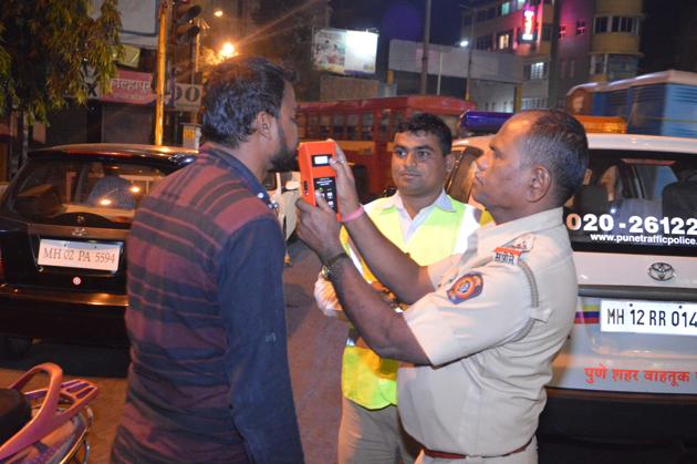 Police have pointed out that at least 500 cases of drunk driving were registered in the last 3 days.(HT/PHOTO) Police have pointed out that at least 500 cases of drunk driving were registered in the last 3 days.(HT/PHOTO)