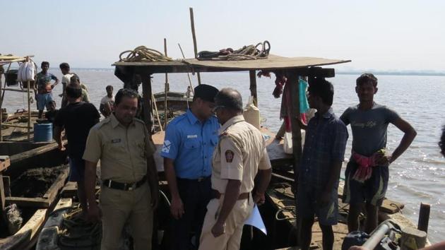 The Coast Guard arrested 14 illegal sand miners and seized 2 boats off Panju island in Vasai, Mumbai. (HT Photo) The Coast Guard arrested 14 illegal sand miners and seized 2 boats off Panju island in Vasai, Mumbai. (HT Photo)